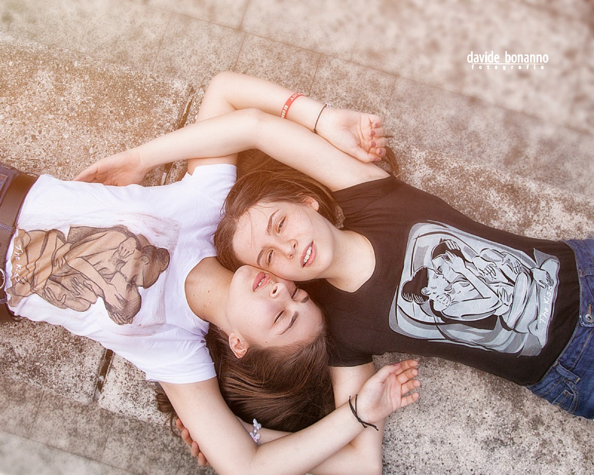 The Kiss t-shirt by Stanislao
